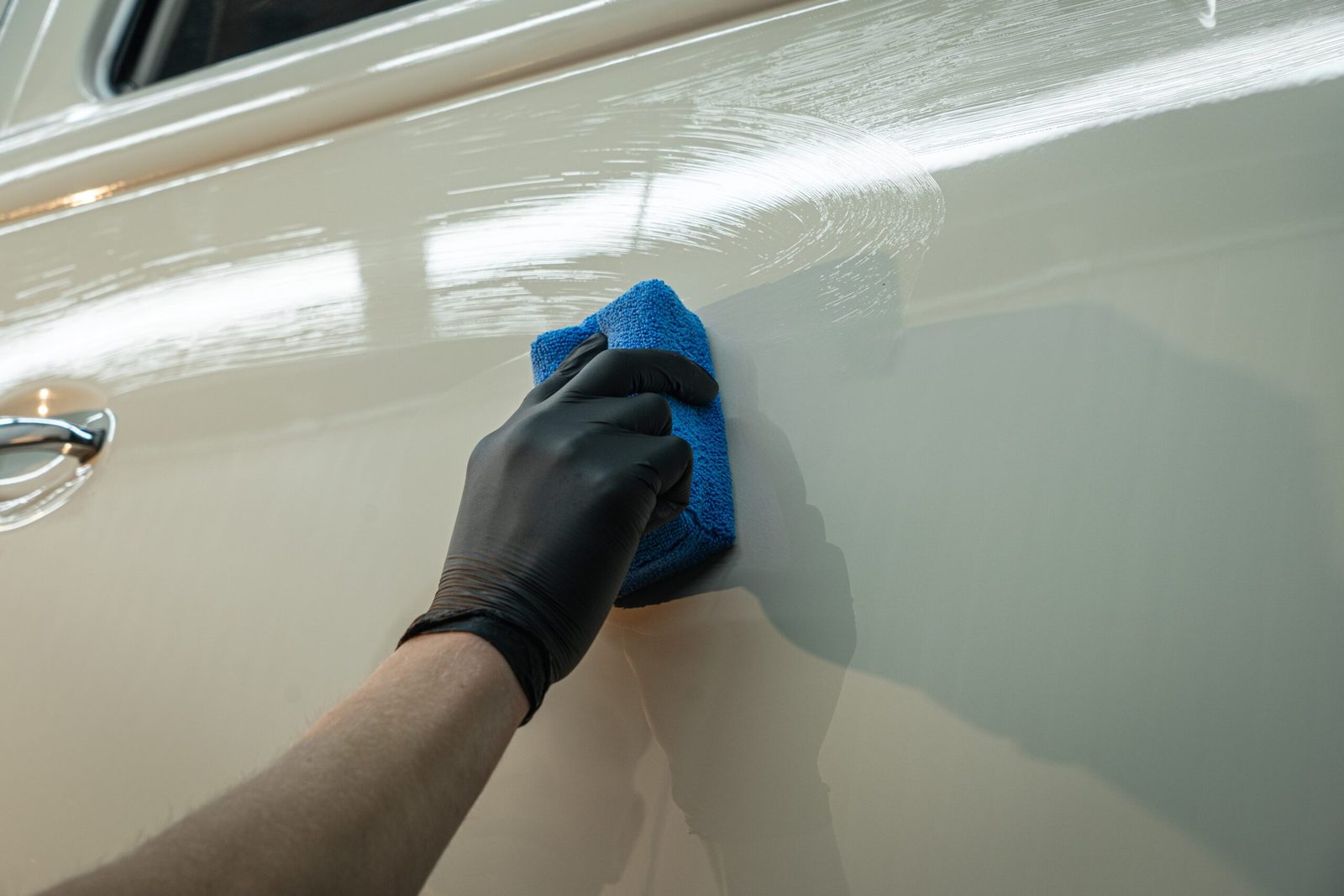 Handwas met blauwe microvezel op een crèmekleurige klassieker