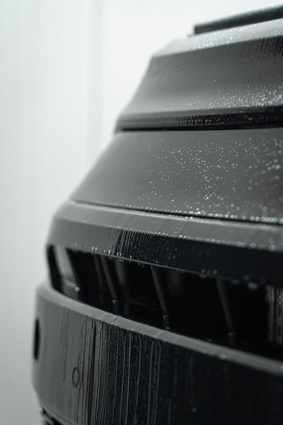 Donkere carrosserie met waterdruppels na herstel