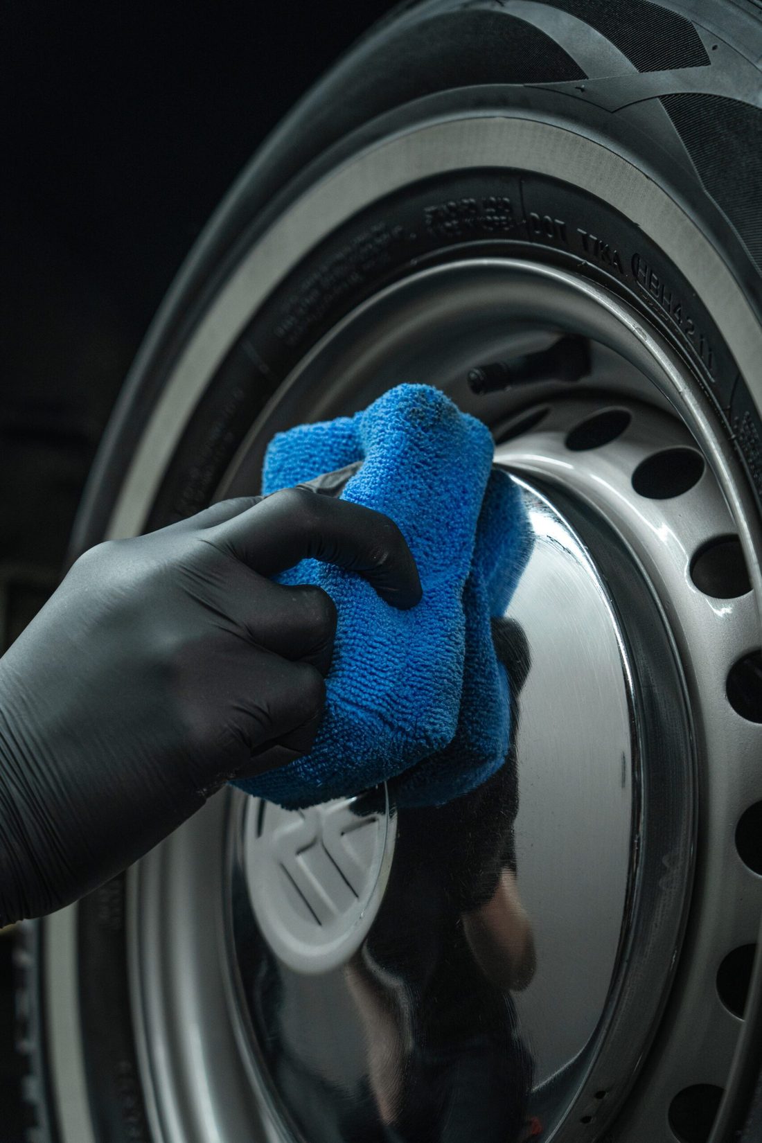 Velg wordt gereinigd met een blauwe microvezeldoek