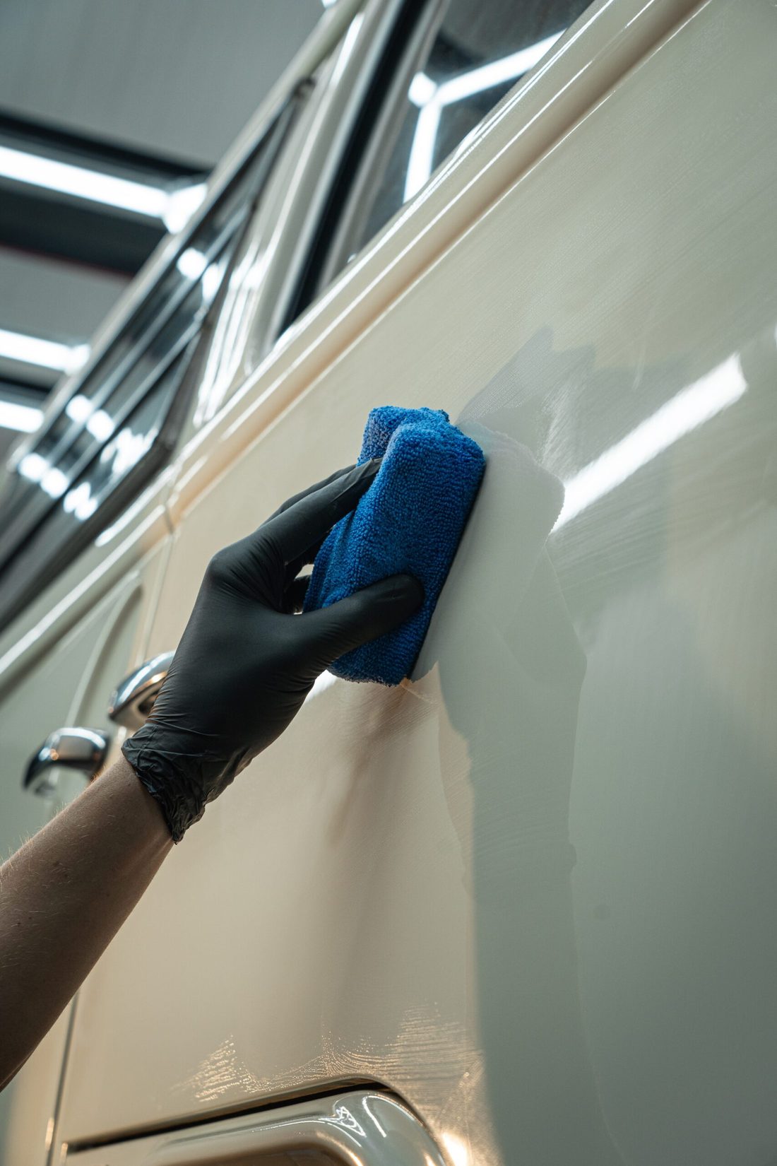 Handwas van de studio: blauwe microvezel over een crèmekleurige lak