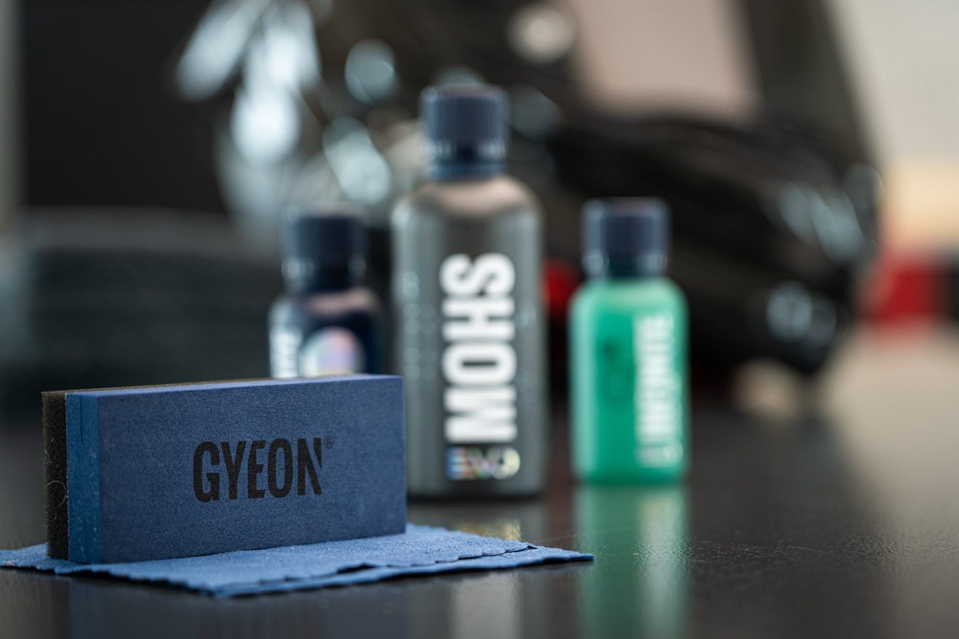Gyeon coatingproducten en applicator op de werkbank