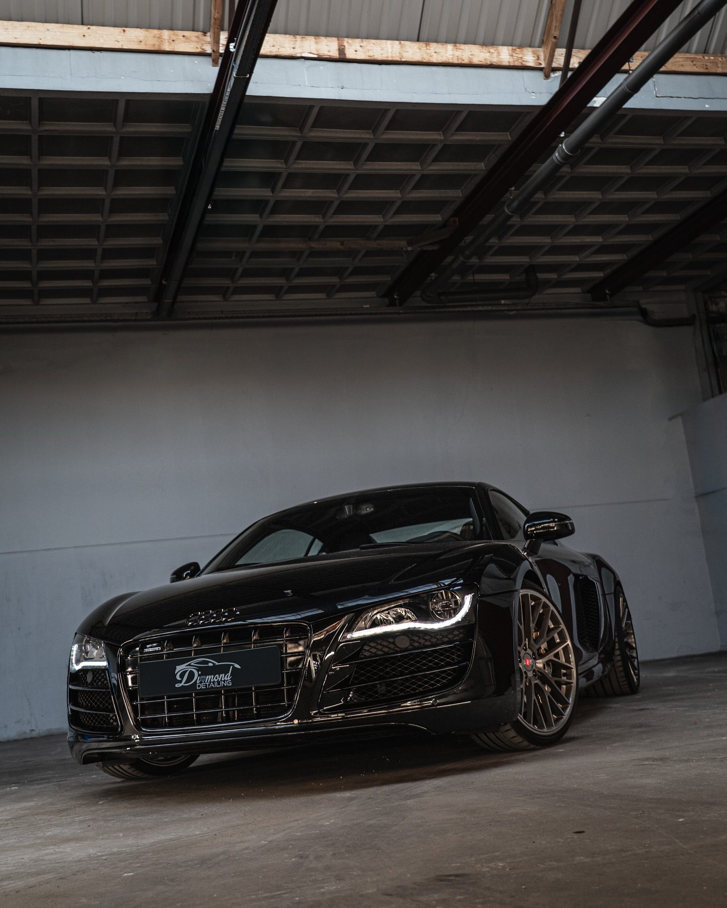 Zwarte Audi R8 in de studio na een volledige detail