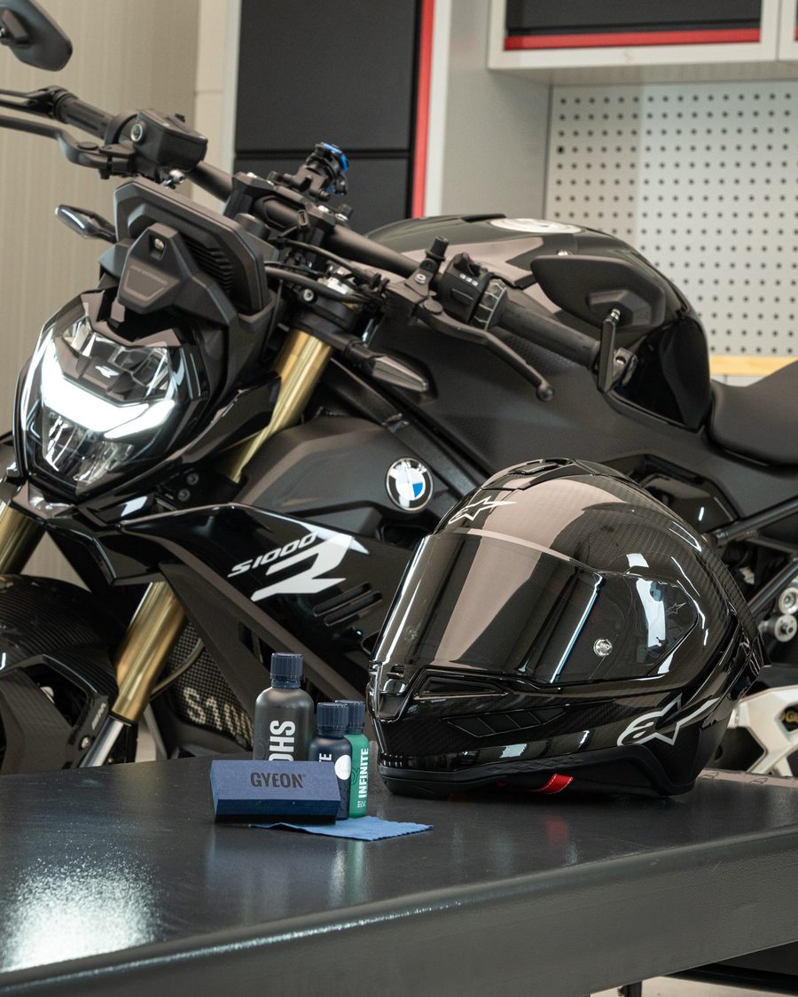 BMW S1000RR met helm en coatingproducten