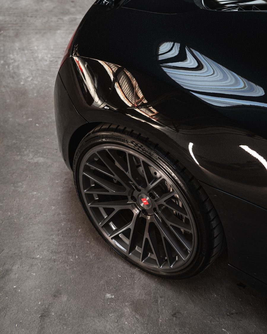 Gepolijst spatbord en velg van een Audi R8