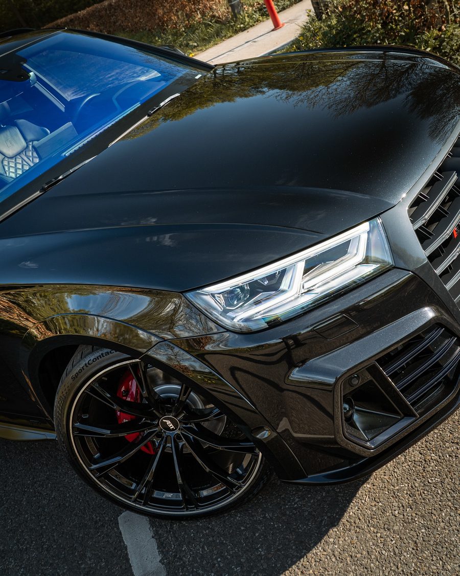 Neus van een zwarte Audi SQ5