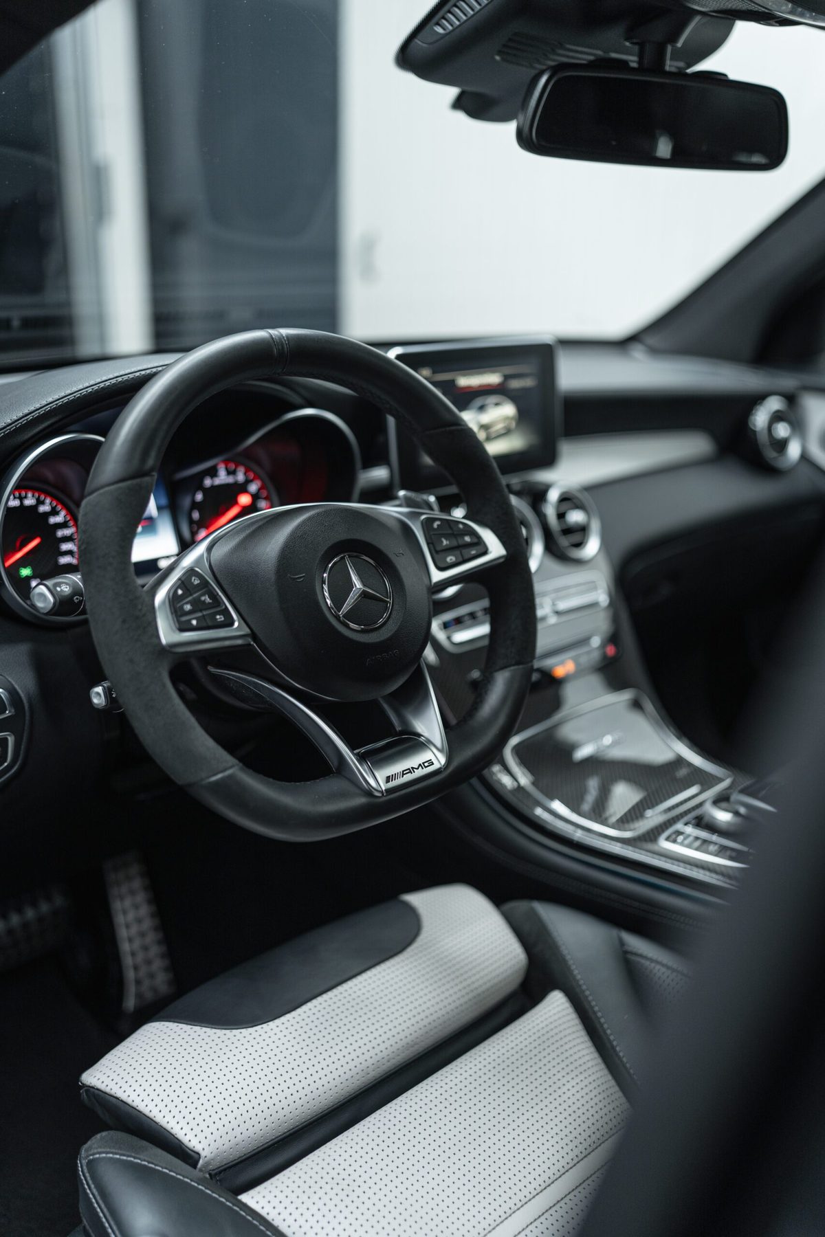 AMG-stuur en dashboard van een Mercedes-Benz C350e