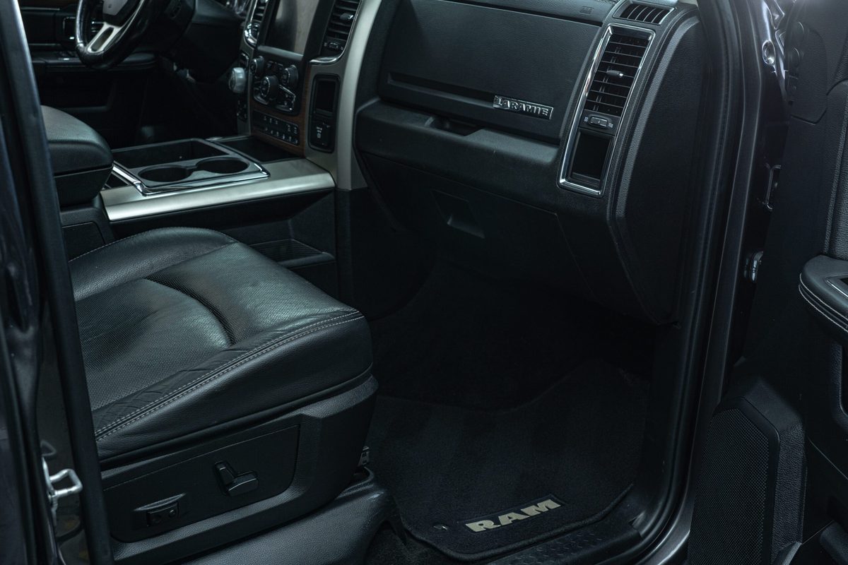 Het lederen interieur van een Dodge Ram 1500 Laramie na reiniging