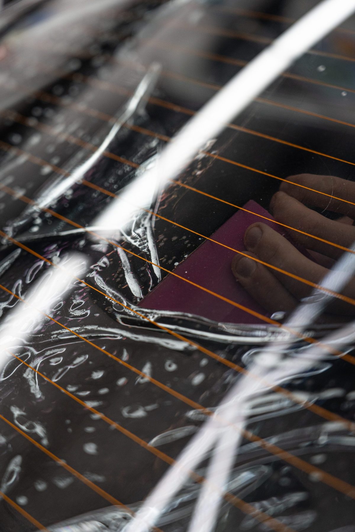 Paint protection film wordt op een koplamp gelegd