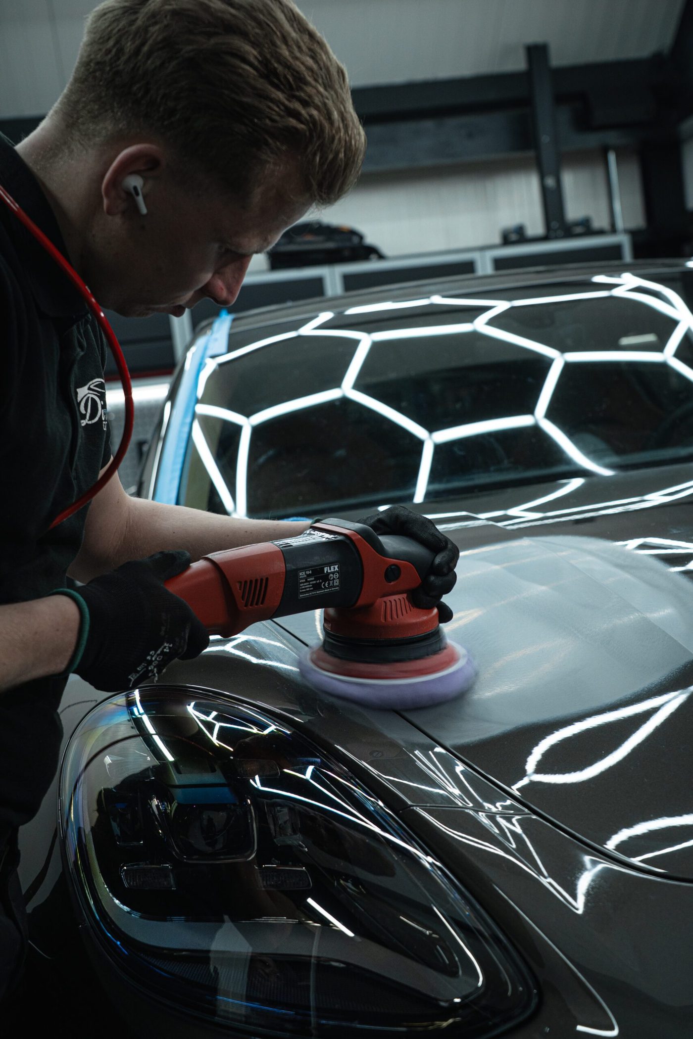 Polijsten onder het lichtplafond in de studio