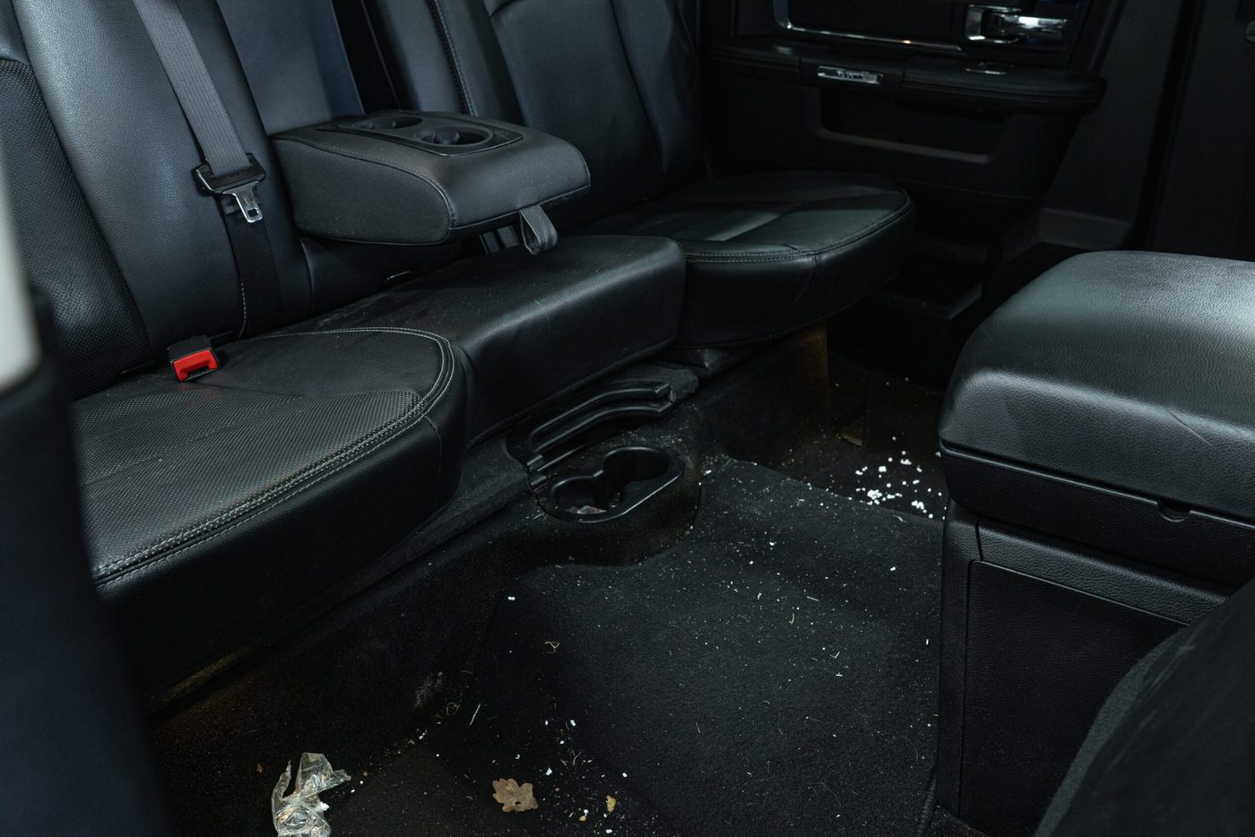 Achterbank van een Dodge Ram vol kruimels en vuil voor de reiniging