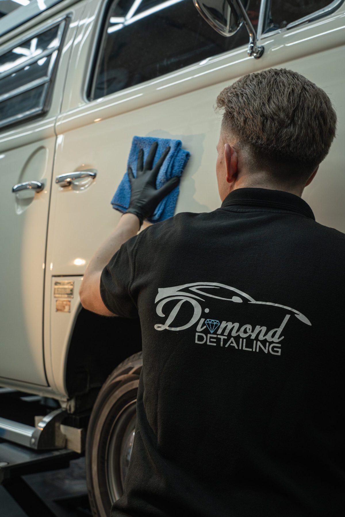 Handwas van een klassieke Volkswagen bus